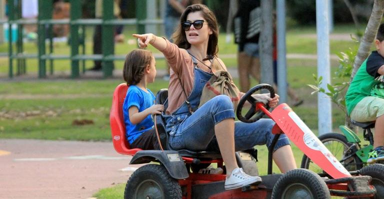 Alinne Moraes é vista passeando de quadriciclo com filho pequeno no Rio