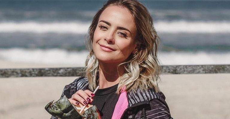 Após causar na web com foto nua, Juliana Silveira se irrita ao ser chamada de ”atriz da Record”