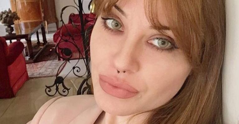 Gêmeas? Modelo mineira deixa web confusa por sua semelhança com Angelina Jolie