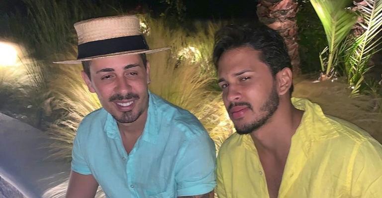 Marido de Carlinhos Maia posta clique de sunga branca e fãs comentam: ”Deus Grego”