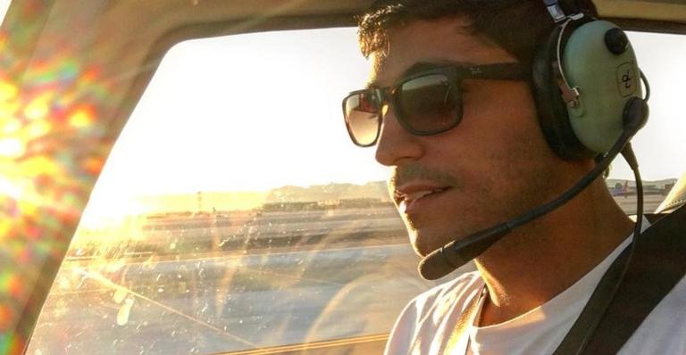 Ex de Anitta, Thiago Magalhães, compartilha foto em praia e zoom entrega detalhe
