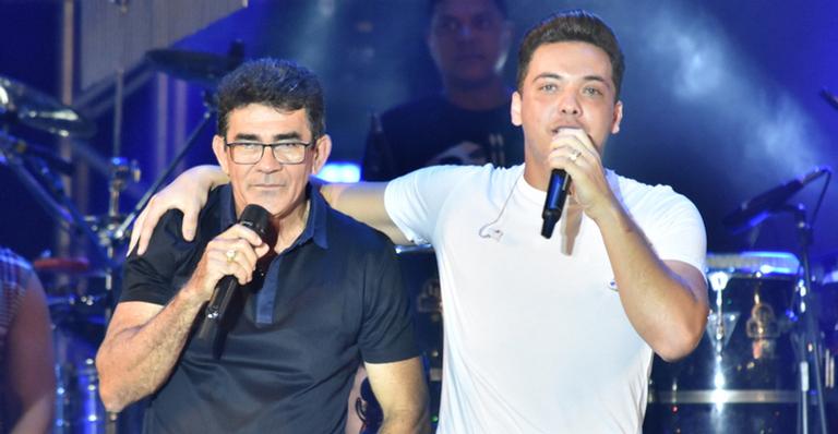 Wesley Safadão recebe pai de Gabriel Diniz em homenagem ao músico