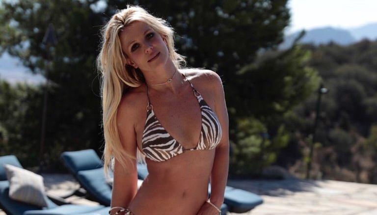 Britney Spears revela que paparazzi editou sua foto de biquíni e em vídeo mostra o corpo sem edição