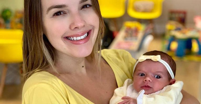 Filha de Thaeme Mariôto surge com roupa de bichinho e encanta
