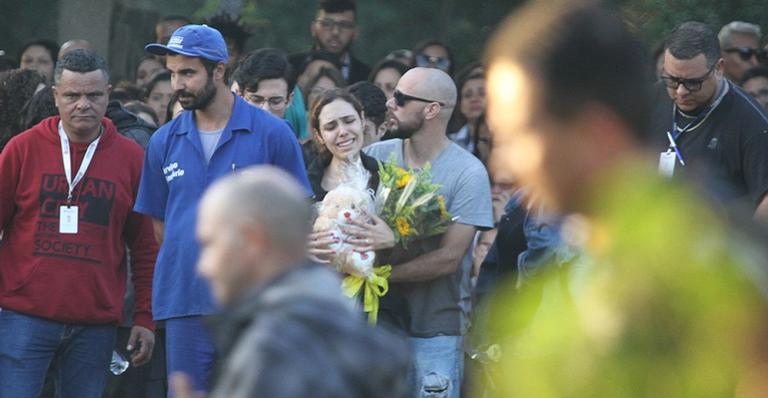 Namorada de ator assassinado causa preocupação com desabafo: ”Estou cansada, bem cansada”