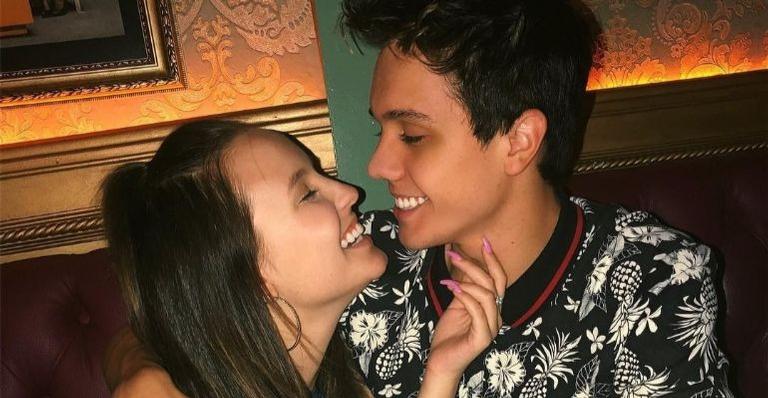 Larissa Manoela explica como seu namorado, Leo Cidade, reage a cenas de romance com João Guilherme