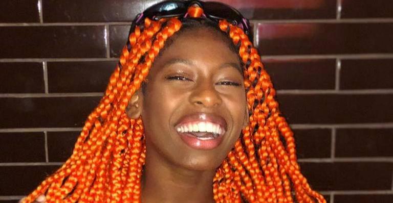 MC Soffia faz sua primeira viagem internacional para ver a Seleção Brasileira de Futebol Feminino