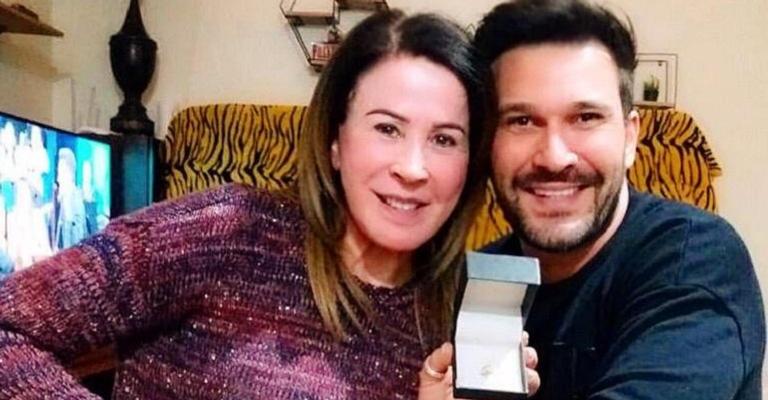 Zilu Camargo comemora aniversário ao lado do namorado e levanta suspeitas de noivado
