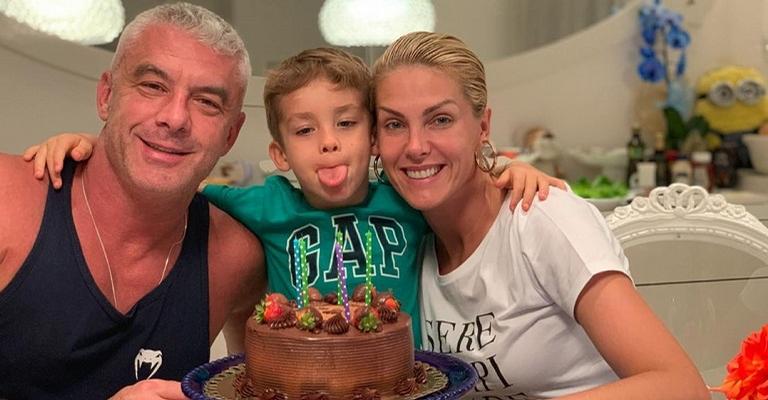 Ana Hickmann começa o dia fazendo declaração para o marido e filho: ”Minha razão de viver”