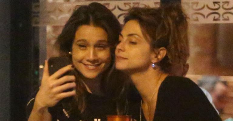 Fernanda Gentil troca beijos com a esposa em noite romântica