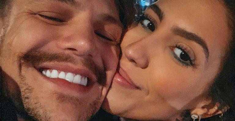 Na reta final da gravidez, Gabi Brandt mostra bebê revirando na barriga