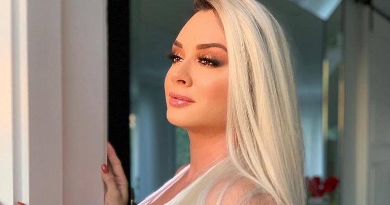 Com vestido justinho, Juju Salimeni aparece com novo visual e revela musa inspiradora