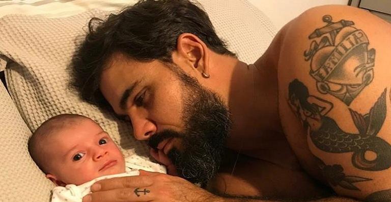 Juliano Cazarré encanta internautas ao postar foto fofíssima com filho mais novo