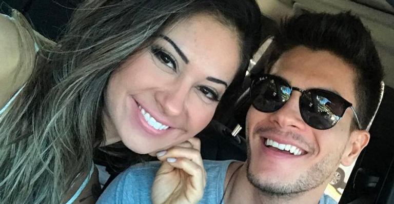 Arthur Aguiar relembra início do namoro com Mayra Cardi