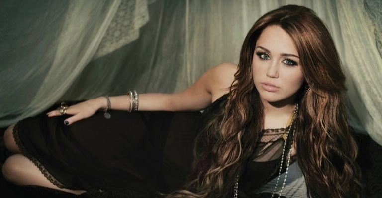 Miley Cyrus desabafa sobre inspiração de música antiga: ”eu não sabia que era maior que aquilo”