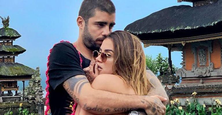 Pedro Scooby visita Anitta nos bastidores do Multishow