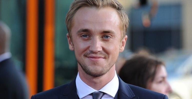 Tom Felton, o Draco de “Harry Potter”, é atacado por dinossauro e fãs brincam usando frases do filme