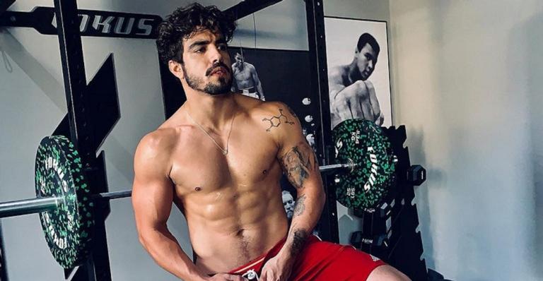 Caio Castro aparece acompanhado na madrugada ao celebrar o Dia dos Namorados