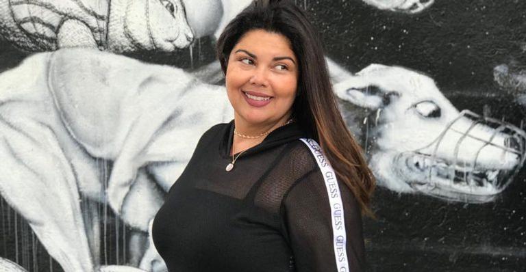 Ao compartilhar clique na praia, noivo de Fabiana Karla chama atenção: ”Deus Grego”