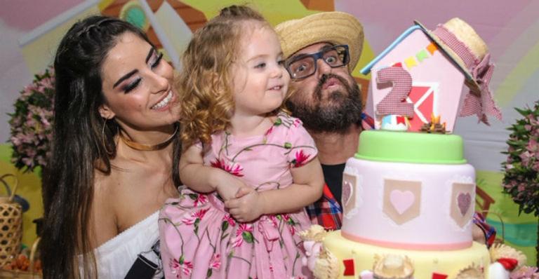Sertanejo Hudson promove festão junino para o aniversário da filha, Helena