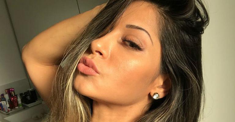 Mayra Cardi faz a temperatura subir ao posar de calcinha na web