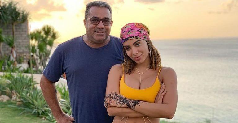 Pai de Anitta manda indireta para ex da filha e defende Pedro Scooby