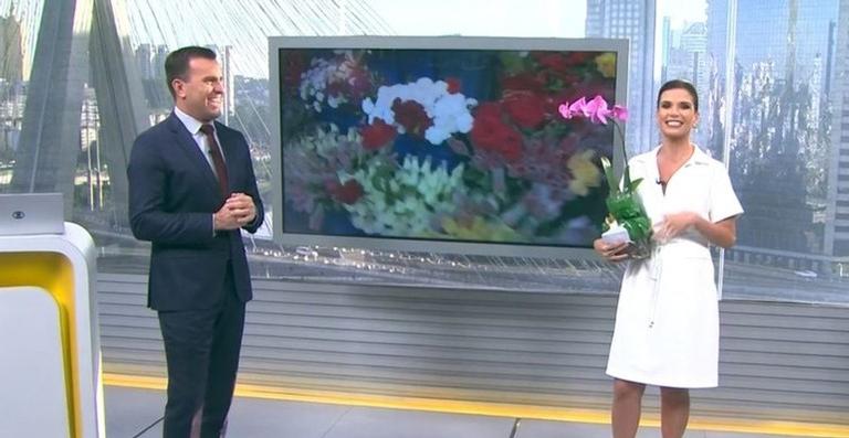 Repórter do Bom Dia São Paulo ganha flores ao vivo e não é do marido