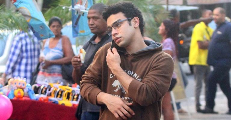 Assustou! Sergio Malheiros quase é atropelado durante passeio por Ipanema