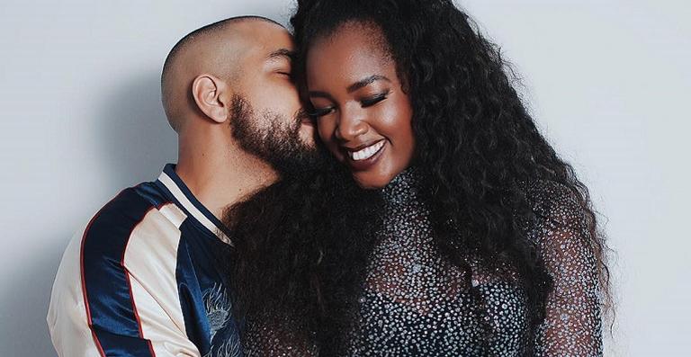 IZA tira selfie com o marido e batom borrado entrega beijão