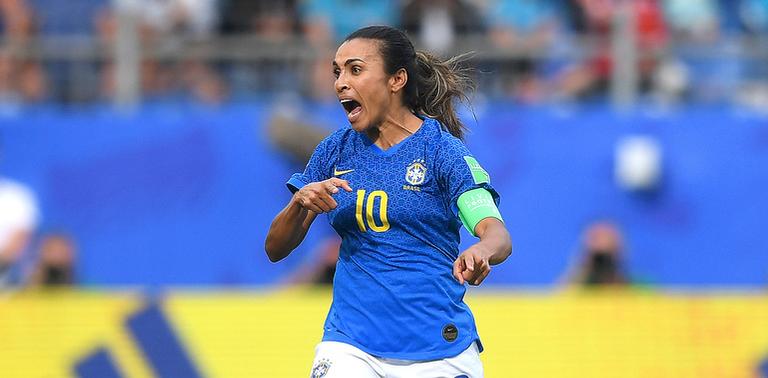 Após marcar gol, Marta faz protesto a favor da igualdade no esporte
