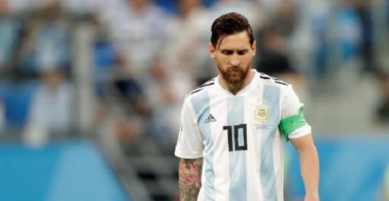 Van da Seleção Argentina perde o controle e acaba batendo em árvore