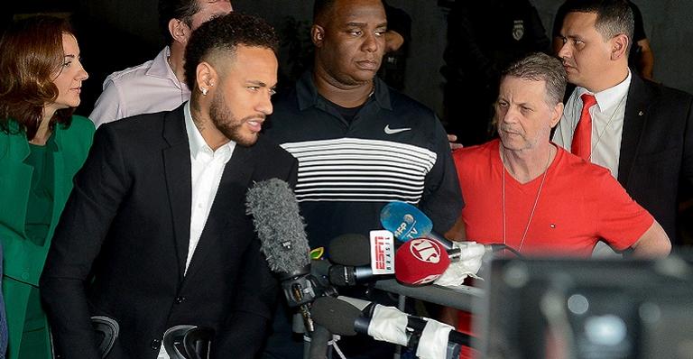 Após depoimento, Neymar Jr deixa a Delegacia e comenta sobre acusação
