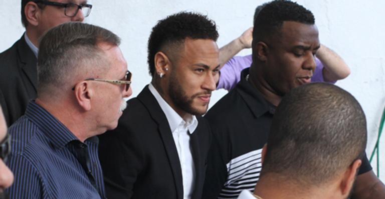 Neymar Jr. chega à delegacia para prestar depoimento após ser acusado de estupro e agressão