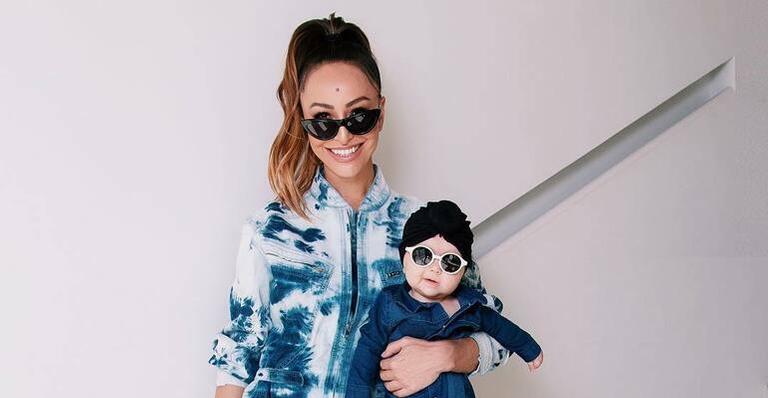Sabrina Sato e Zoe posam de roupa fitness iguais e apresentadora brinca com cara da filha