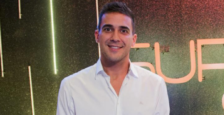 André Marques se declara em post com loira misteriosa