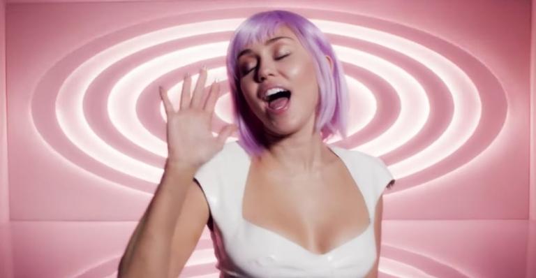 Ashley O, personagem de Miley Cyrus em “Black Mirror”, lança EP e videoclipe com músicas do episódio