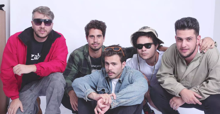 Banda Lagum mostra a realidade da vida em turnê no videoclipe divertido de “Oi”