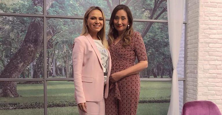 Com look muito elegante, Eliana vai ao programa de Sonia Abrão