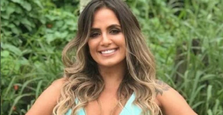 Ex-BBB Carol Peixinho posa de calcinha transparente em foto picante