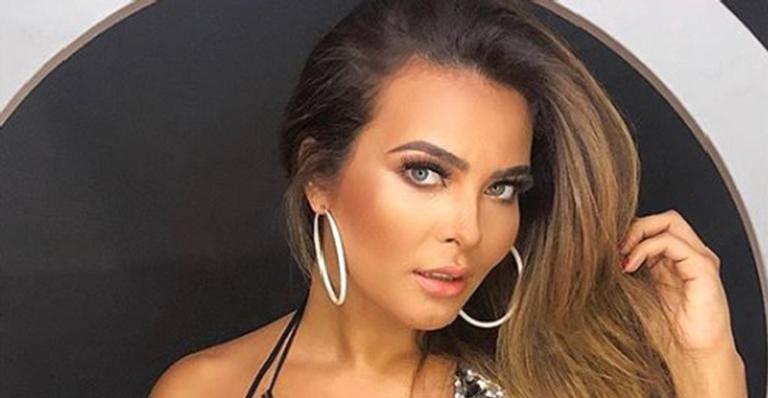 Geisy Arruda dá cruzada de perna ousada e quase mostra demais