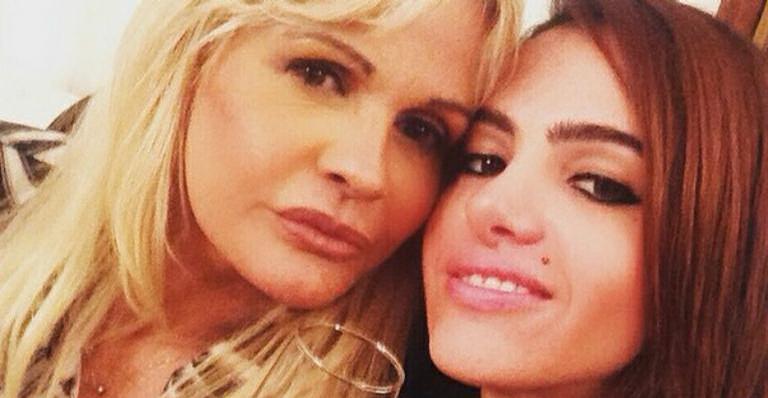Monique Evans revela que não é mais evangélica: ”Me cobravam porque namoro mulher”