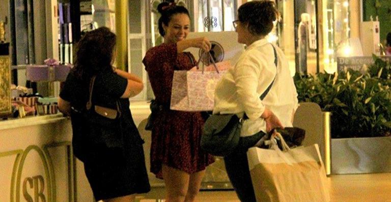 Paolla Oliveira é flagrada em shopping no Rio de Janeiro com look curtinho