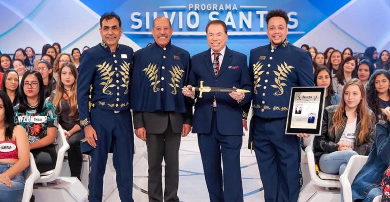 Silvio Santos é pego de surpresa ao receber linda homenagem durante gravação