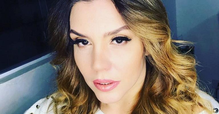 Simony exibe decote ousado na internet e dispara: ”Sextou”