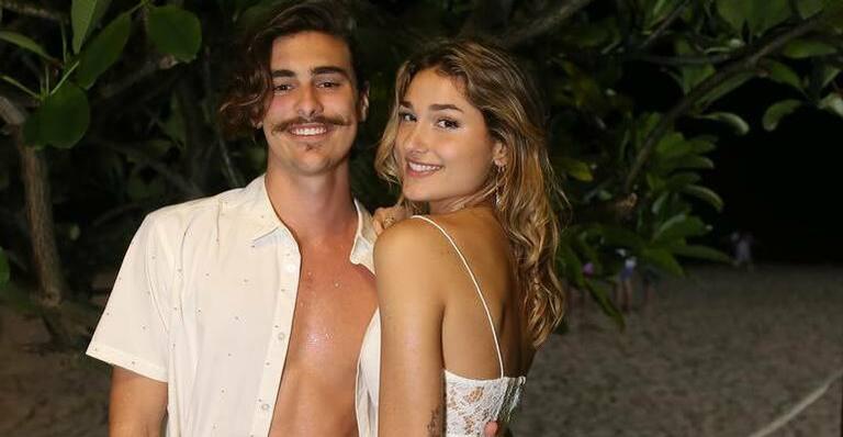 Bruno Montaleone exibe corpo sarado ao ser flagrado na praia jogando bola