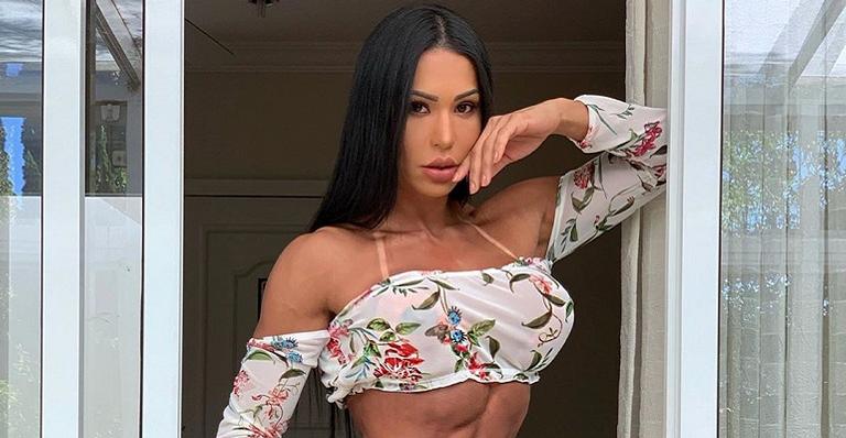 Gracyanne Barbosa ganha beijo caloroso de Thor e Belo reage: ”Muito manhoso”