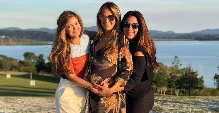 Na reta final da gestação, Ticiane Pinheiro é mimada pelas irmãs em viagem