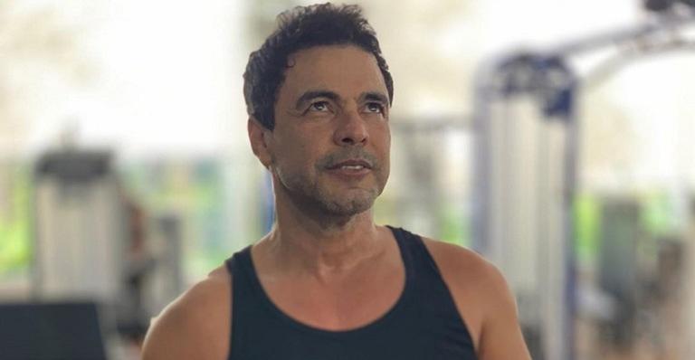 Zezé di Camargo pede opinião de internautas após ‘ousar’ no cabelo: ”Horrível”