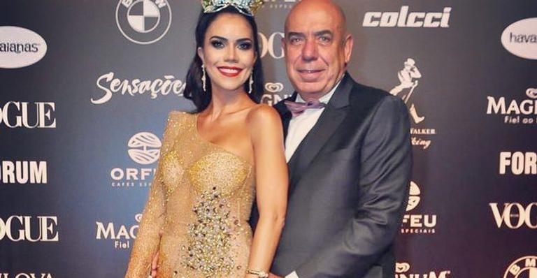 Ao lado do marido, Daniela Albuquerque revela que a família cresceu
