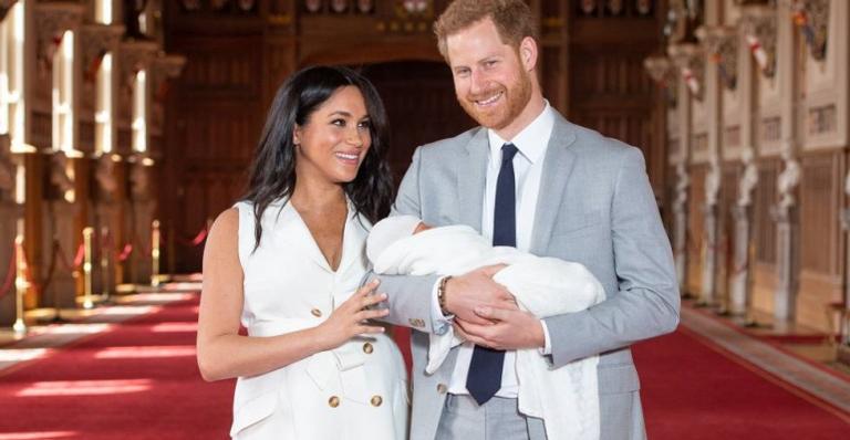 Príncipe Harry comemora Dia dos Pais e compartilha foto rara ao lado do filho, Archie